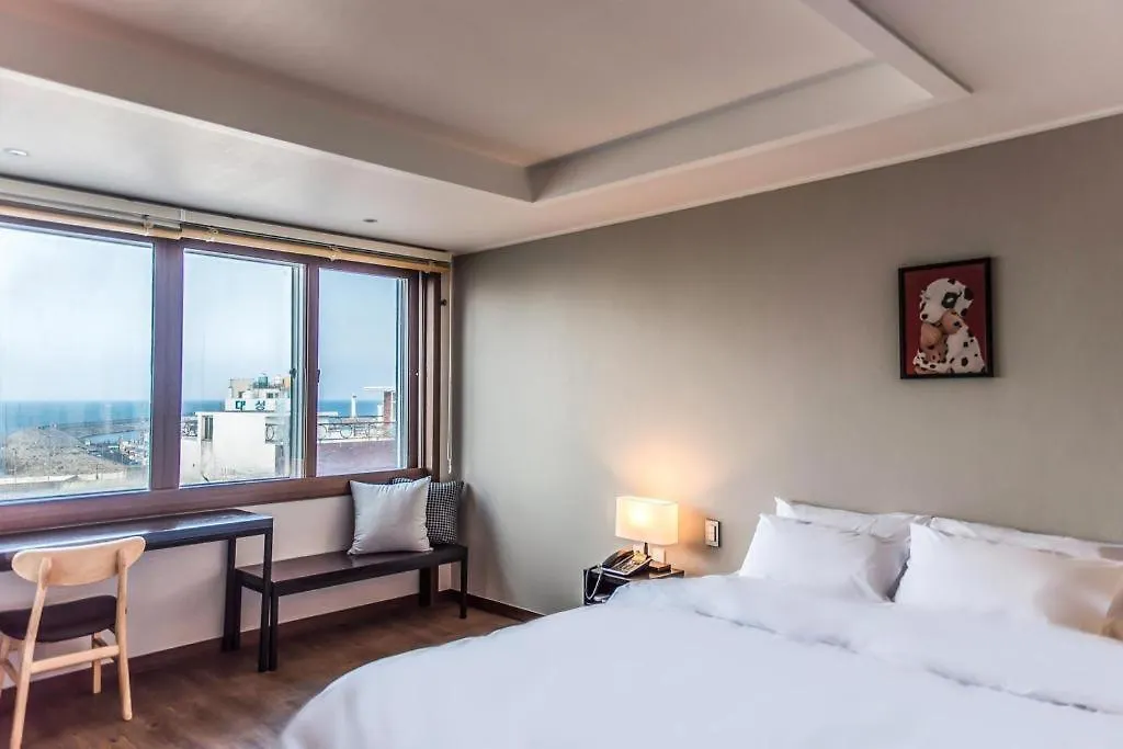 Check Inn Jeju Hotel 3*,